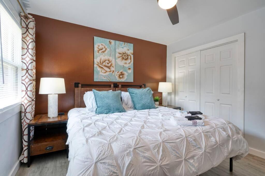 2br 1ba Duplex House King Beds Great For Small Groups Close To Uptown Attractions *